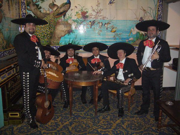 Orchestre de variété et mariachis